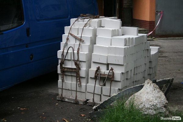 У Луцьку укріплюють обвалений будинок. ФОТО