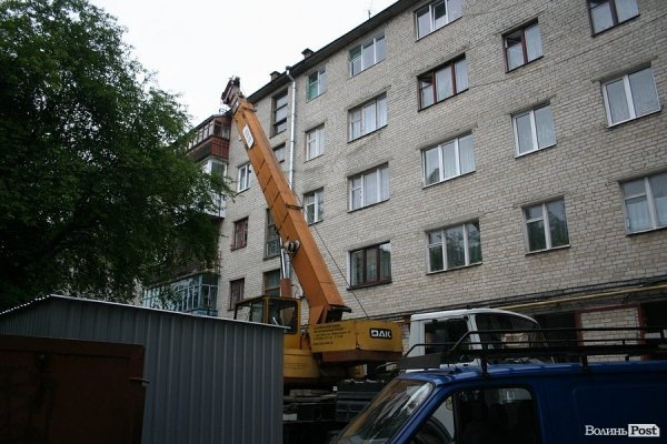 У Луцьку укріплюють обвалений будинок. ФОТО