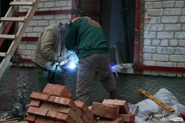 У Луцьку укріплюють обвалений будинок. ФОТО