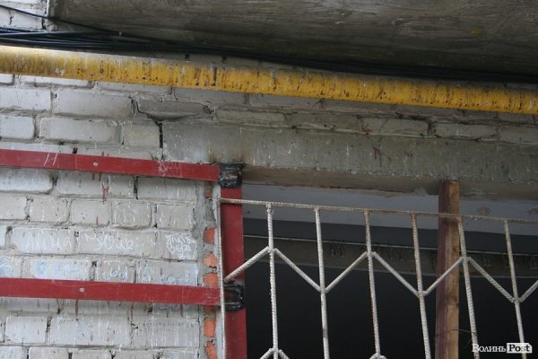 У Луцьку укріплюють обвалений будинок. ФОТО