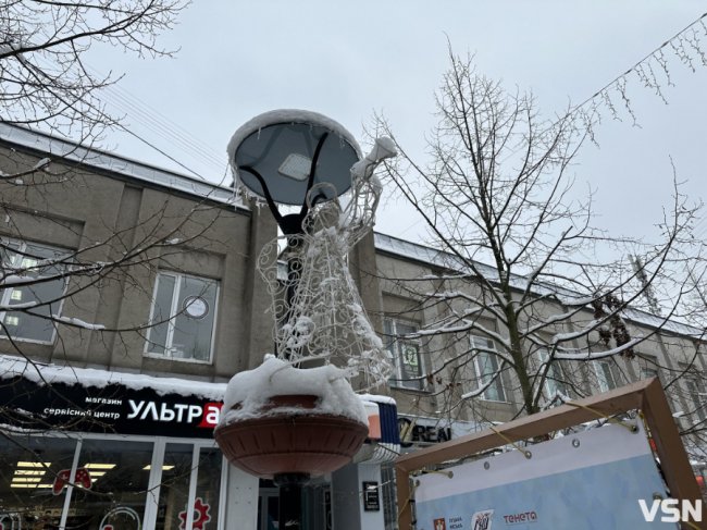 У Луцьку розпочали монтаж святкової ілюмінації