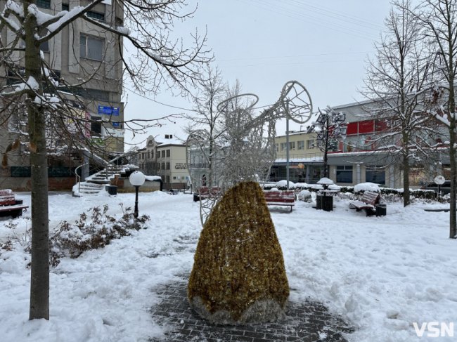 У Луцьку розпочали монтаж святкової ілюмінації