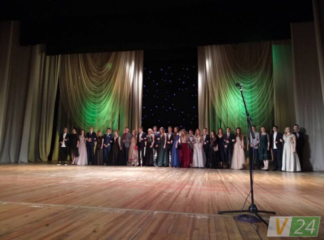 Вальс та благословення від батьків: випускний у луцькій гімназії №4. ФОТО