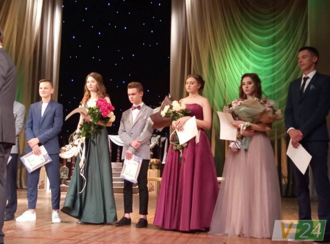 Вальс та благословення від батьків: випускний у луцькій гімназії №4. ФОТО