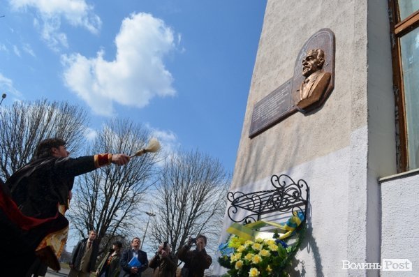 У Луцьку освятили меморіальну дошку Івану Огієнку 