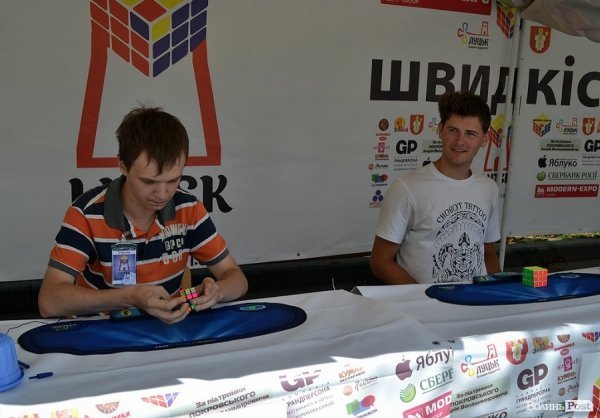 У Луцьку відбувся чемпіонат зі складання кубика Рубіка. ФОТО