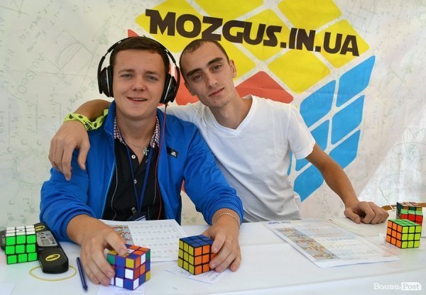 У Луцьку відбувся чемпіонат зі складання кубика Рубіка. ФОТО