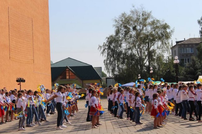 На Волині 200 дітей у вишиванках влаштували танцювальний флешмоб