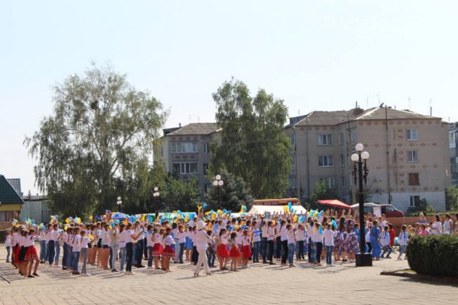 На Волині 200 дітей у вишиванках влаштували танцювальний флешмоб