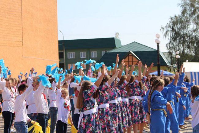 На Волині 200 дітей у вишиванках влаштували танцювальний флешмоб