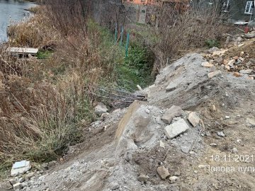 У Луцьку будівельним сміттям забруднюють водойму.ФОТО