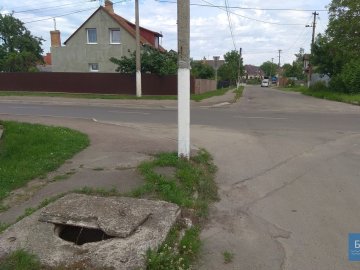 В місті на Волині взялись за впорядкування каналізаційних люків. ФОТО