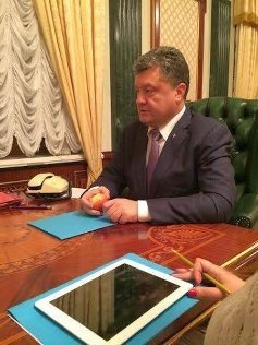 Порошенко «з'їв яблуко на зло Путіну». ФОТО