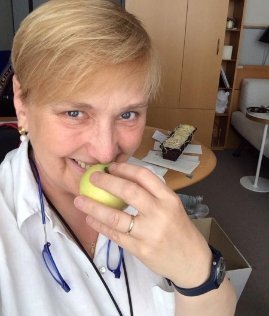 Порошенко «з'їв яблуко на зло Путіну». ФОТО