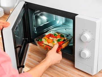 ТОП-5 продуктів, які не варто розігрівати в мікрохвильовці