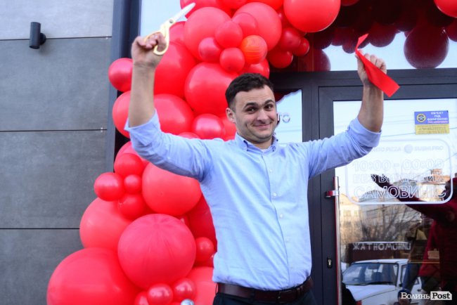 «Готуємо як для себе»: у Луцьку відкрили заклад відомої мережі «Pronto Pizza and Sushi Pro». ФОТО*