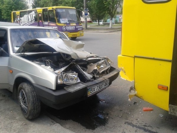 У Луцьку легковик врізався в маршрутку. ФОТО