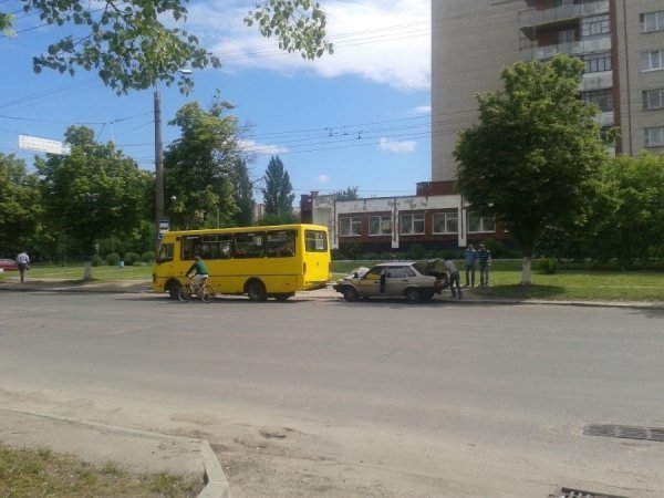 У Луцьку легковик врізався в маршрутку. ФОТО