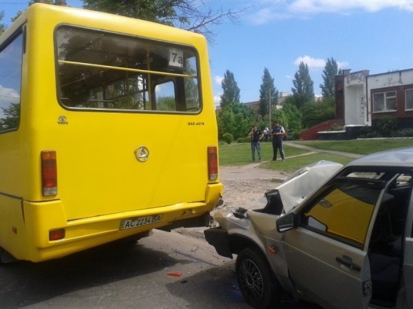 У Луцьку легковик врізався в маршрутку. ФОТО