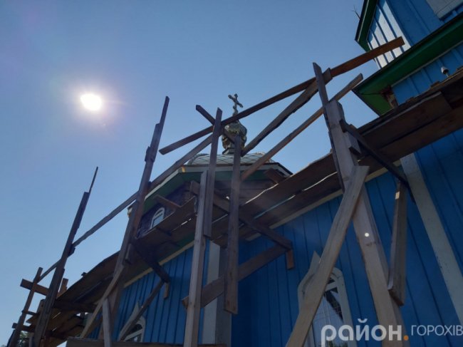 У селі на Волині парафіяни міняють покрівлю столітнього храму. ФОТО