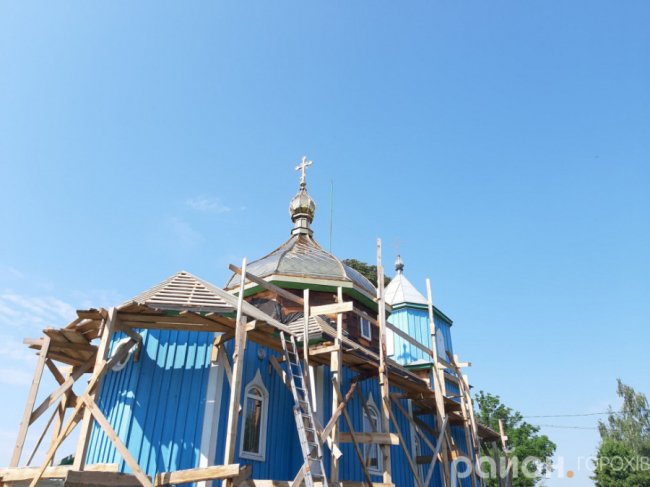 У селі на Волині парафіяни міняють покрівлю столітнього храму. ФОТО