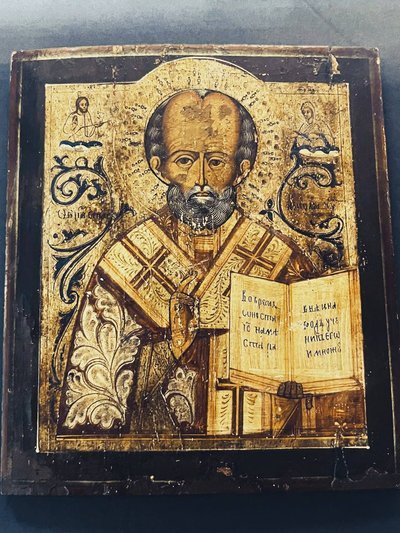 "Вмурована в стіну": воїн з Волині передав у музей ікону зі зруйнованого будинку Донеччини