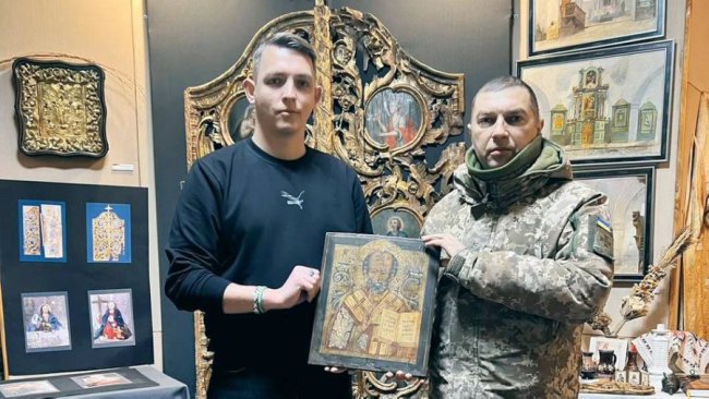 "Вмурована в стіну": воїн з Волині передав у музей ікону зі зруйнованого будинку Донеччини