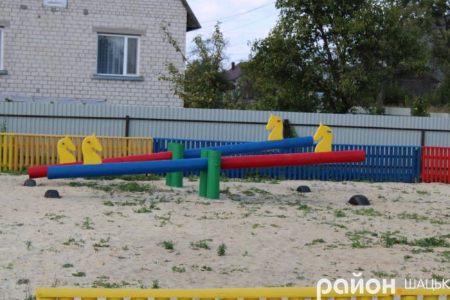 У Шацьку біля озера з'явилося дитяче містечко розваг. ФОТО