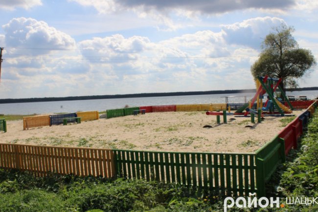 У Шацьку біля озера з'явилося дитяче містечко розваг. ФОТО