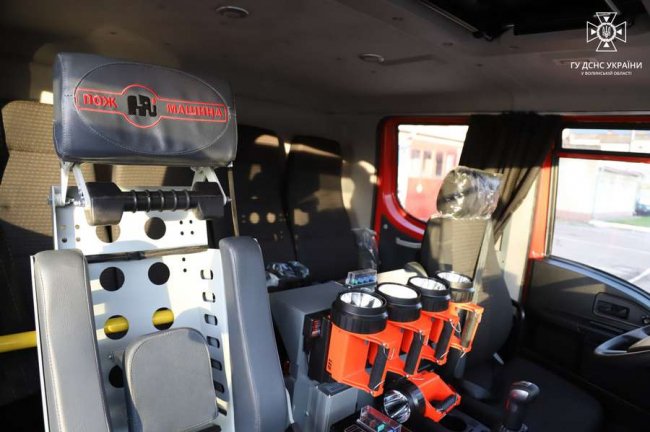 Луцькі рятувальники отримали нове спецавто. ФОТО