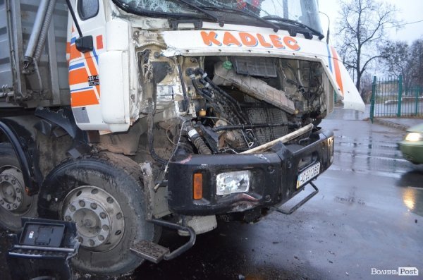 Аварія в Луцьку: не розминулися вантажівки. ФОТО
