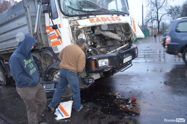 Аварія в Луцьку: не розминулися вантажівки. ФОТО