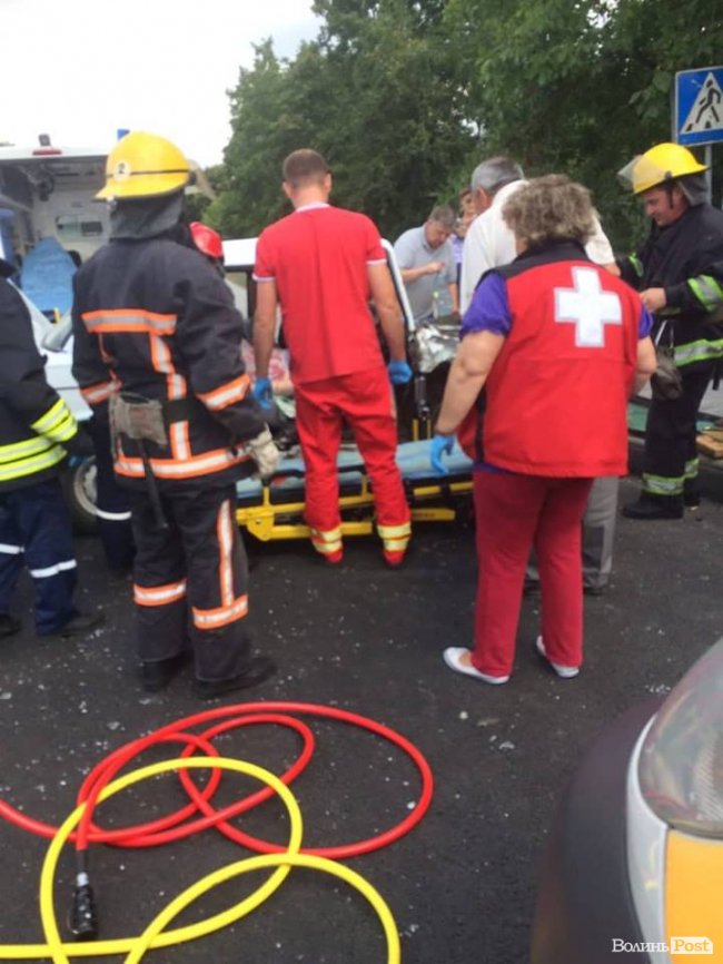 Лобове зіткнення під Луцьком: не розминулись ВАЗ і Skoda. ФОТО