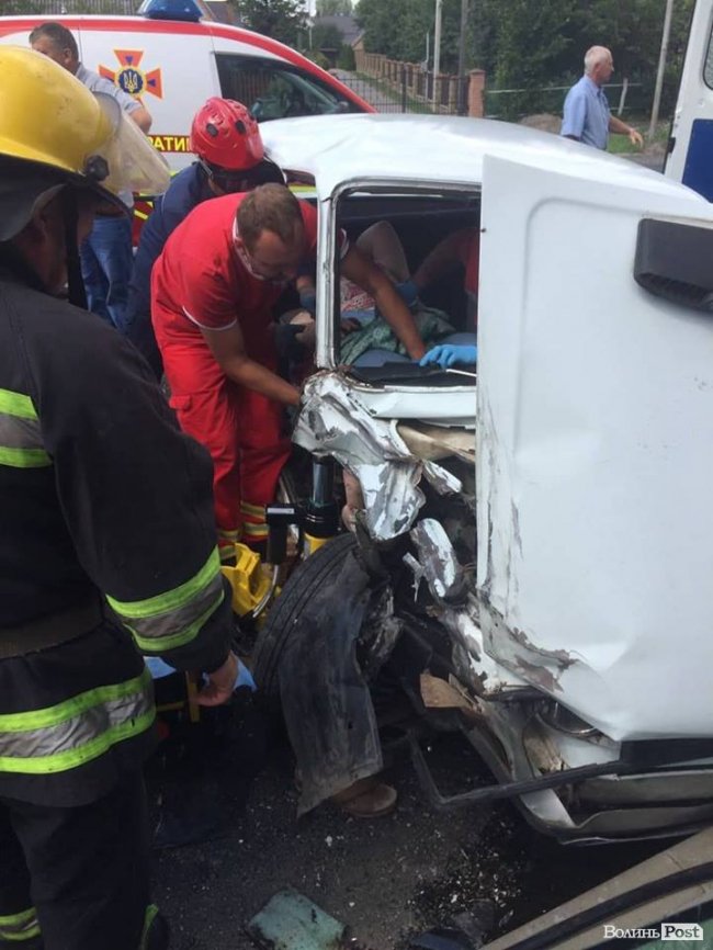 Лобове зіткнення під Луцьком: не розминулись ВАЗ і Skoda. ФОТО