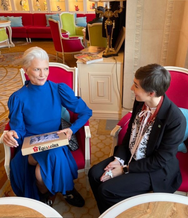 Лучанка подарувала Мей Маск вишиванку від волинського етнобренду. ФОТО