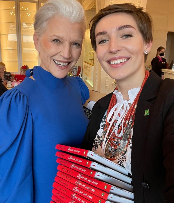 Лучанка подарувала Мей Маск вишиванку від волинського етнобренду. ФОТО