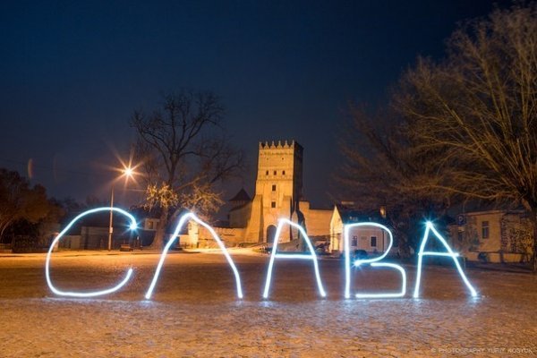 На Замковій площі в Луцьку «заморозили» світло. ФОТО