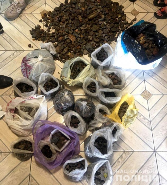 На Рівненщині під час обшуку вилучили понад 140 кілограмів бурштину. ФОТО