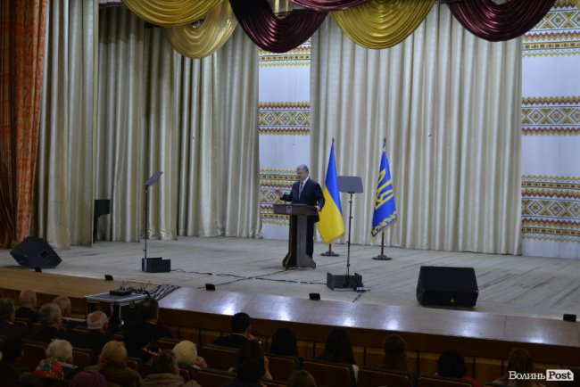 Томос, селфі та колядки: Петро Порошенко на Волині. ФОТОРЕПОРТАЖ