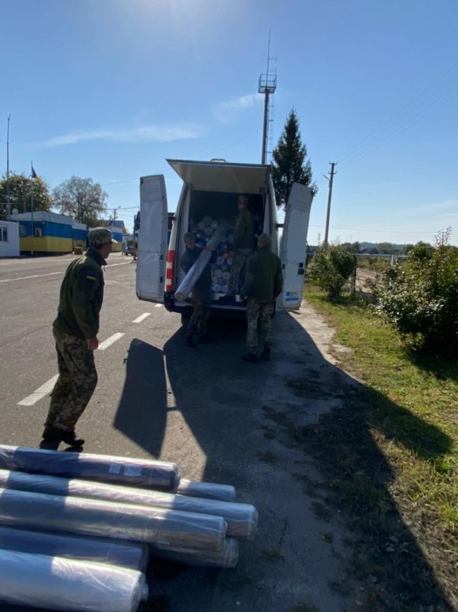 Віз тканину, а знайшли цигарки: на Волині затримали контрабандиста. ФОТО