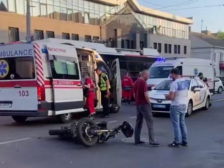 Підліток, якого на мотоциклі в Луцьку збила автівка, перебуває в лікарні