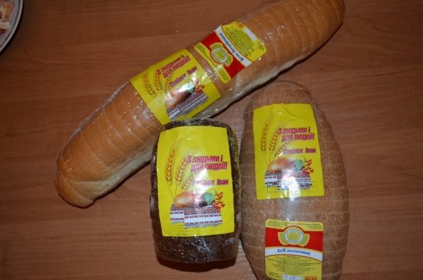 Кандидати у народні депутати агітують і в школах, і в маршрутках, і навіть на хлібзаводі. ФОТО