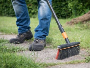 Кладовище, поліція та медколедж: де у Луцьку засуджені та порушники відбувають громадські роботи