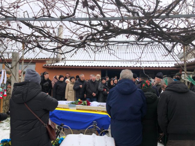 Осиротіли двоє діток: на Волині попрощалися з Героєм Петром Басанським