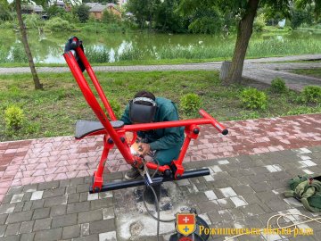 У місті на Волині невідомі понівечили тренажери на майданчику. ФОТО