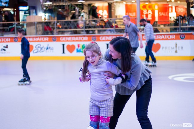 У Луцьку особливі діти з посадовцями вчилися кататися на роликах. ФОТО
