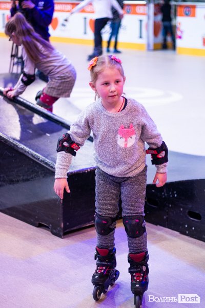 У Луцьку особливі діти з посадовцями вчилися кататися на роликах. ФОТО