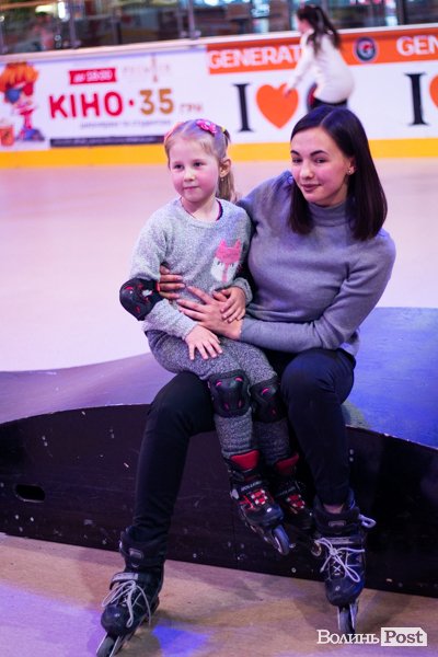 У Луцьку особливі діти з посадовцями вчилися кататися на роликах. ФОТО