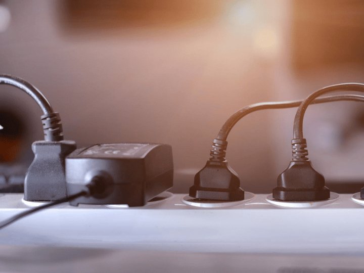 Яку побутову техніку не можна підключати через подовжувач: загроза перевантаження