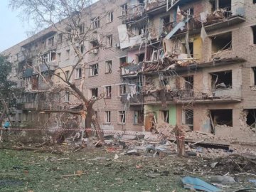 Росія вночі скинула авіабомбу на селище у Харківській області. ФОТО